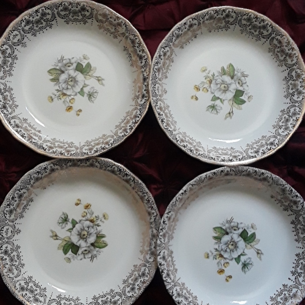 Antique Royal Queen 22 kt. gold dinnerware